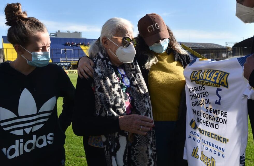 Sentido homenaje a Carlos Timoteo Griguol en cancha de Atlanta