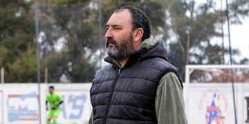 Federico Gómez Peña dejó de ser el DT de Rosario Puerto Belgrano.