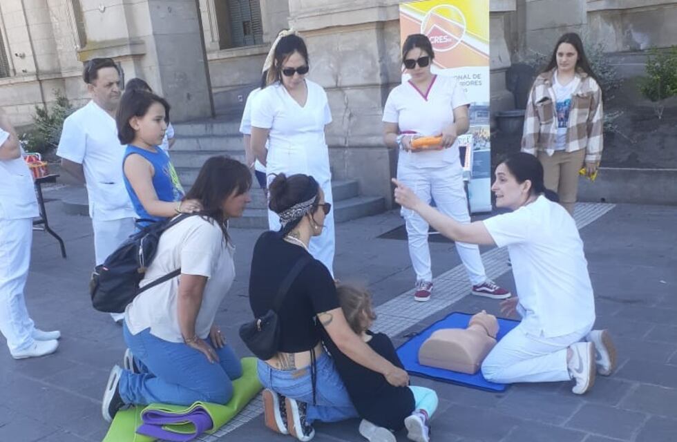 Tres Arroyos: Capacitación en RCP Básico en la Plaza San Martín