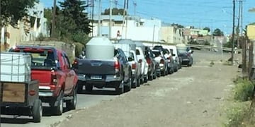 Vecinos buscando cargar agua