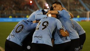Belgrano celebra el 2 a 0 ante Independiente en Rosario. (José Gabriel Hernández / La Voz).