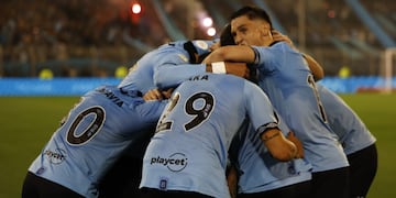 Belgrano celebra el 2 a 0 ante Independiente en Rosario. (José Gabriel Hernández / La Voz).