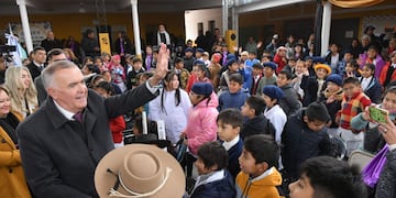 El gobernador inauguró el nuevo tinglado en la Escuela Claudia Vélez de Cano, con el respaldo de docentes, alumnos y familias.