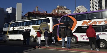Continúa la protesta de los colectivos de turismo en las terminales de Córdoba. (Ramiro Pereyra / La Voz)