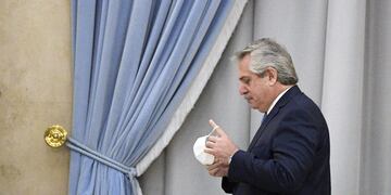 Alberto Fernández por ponerse el barbijo después de un discurso. (Foto: Gentileza)