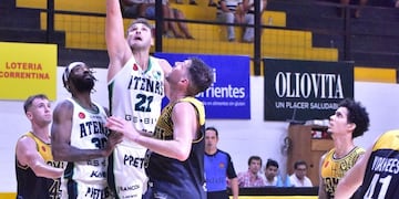 Atenas empezó bien en Corrientes y terminó mal. La racha se extiende a 17 derrotas, tres consecutivas este 2023.