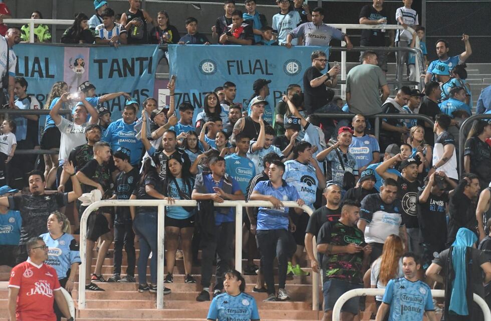 En fotos: los hinchas de Belgrano acompañando al equipo de Guillermo Farré en Mendoza