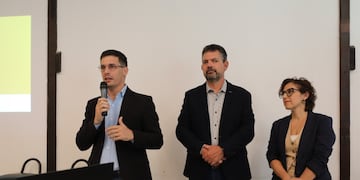 El intendente de Rafaela, Leonardo Viotti, el secretario de Gobierno Germán Bottero y Natalia Aquilino