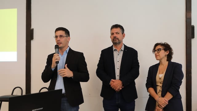 El intendente de Rafaela, Leonardo Viotti, el secretario de Gobierno Germán Bottero y Natalia Aquilino