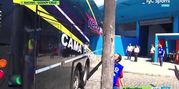 Ingreso complicado de Godoy Cruz a la cancha de Racing.