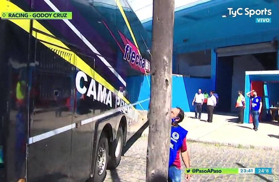 El colectivo del “Tomba” arrancó unos cables en la cancha de Racing y causó caos en Avellaneda