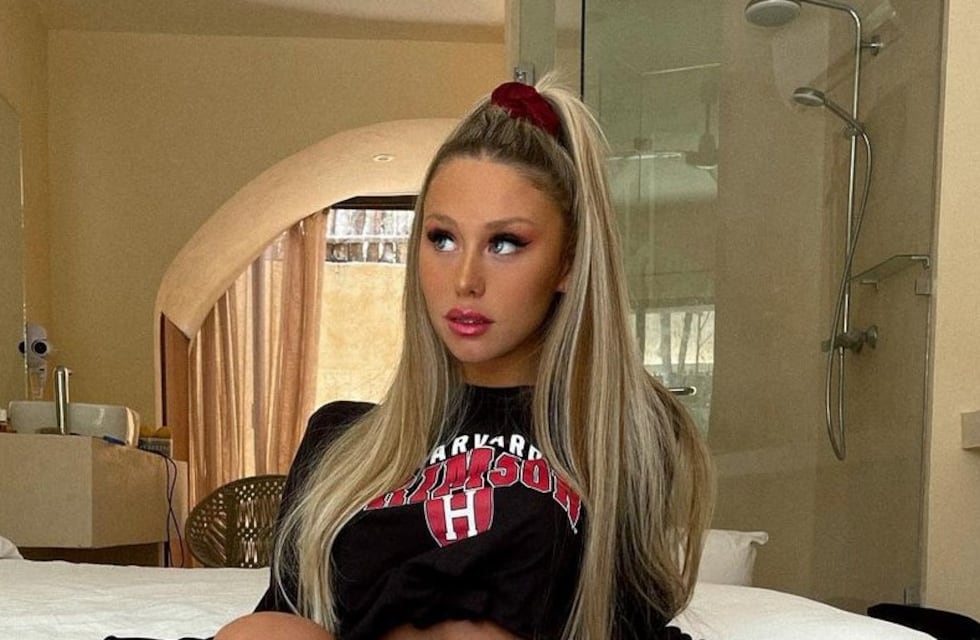 Agustina Añón posó con ropa interior semitransparente “unberboob” y hasta su novio reaccionó