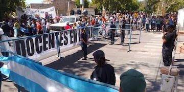 Paro docente en San Juan: siguen las protestas, no hay arreglo y aumenta la tensión social.