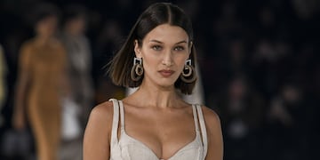 Bella Hadid impone otro estilo de microbikini: estampada con líneas fucsia y tul.