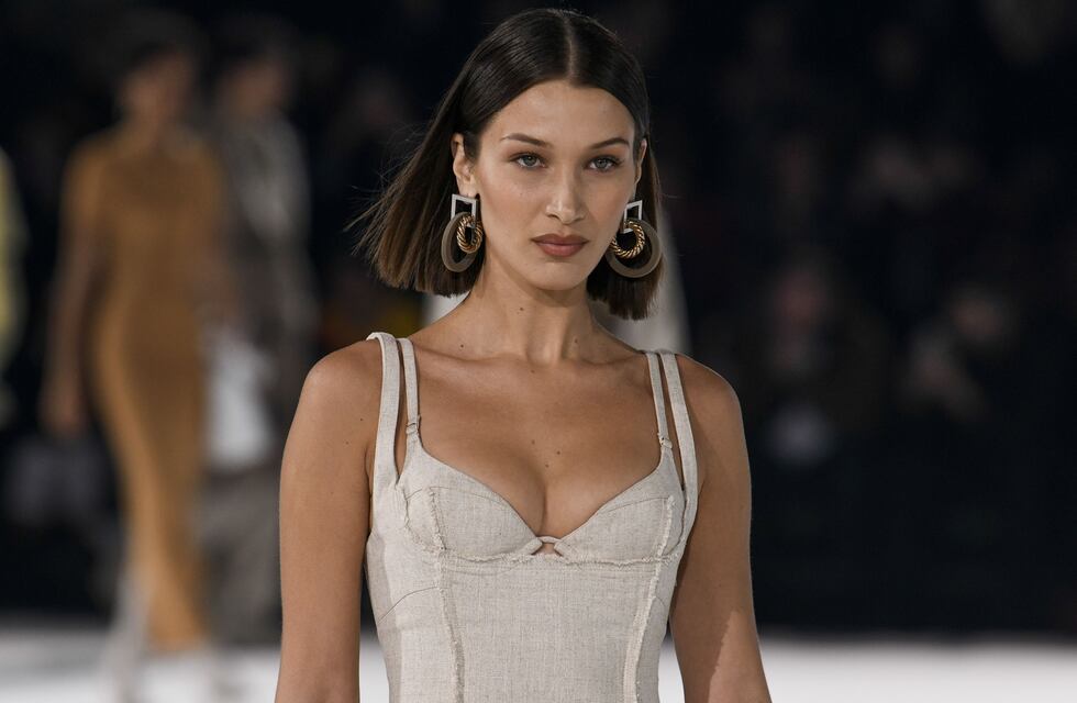 Bella Hadid impone otro estilo de microbikini: estampada con líneas fucsia y tul