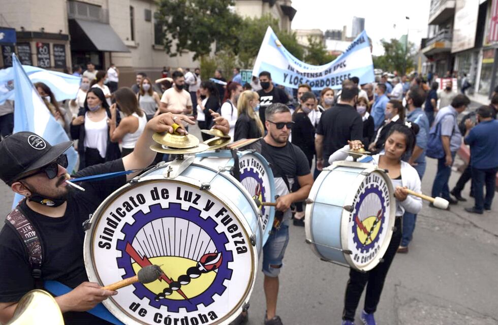 Representantes de Luz y Fuerza marchan en el centro de Córdoba