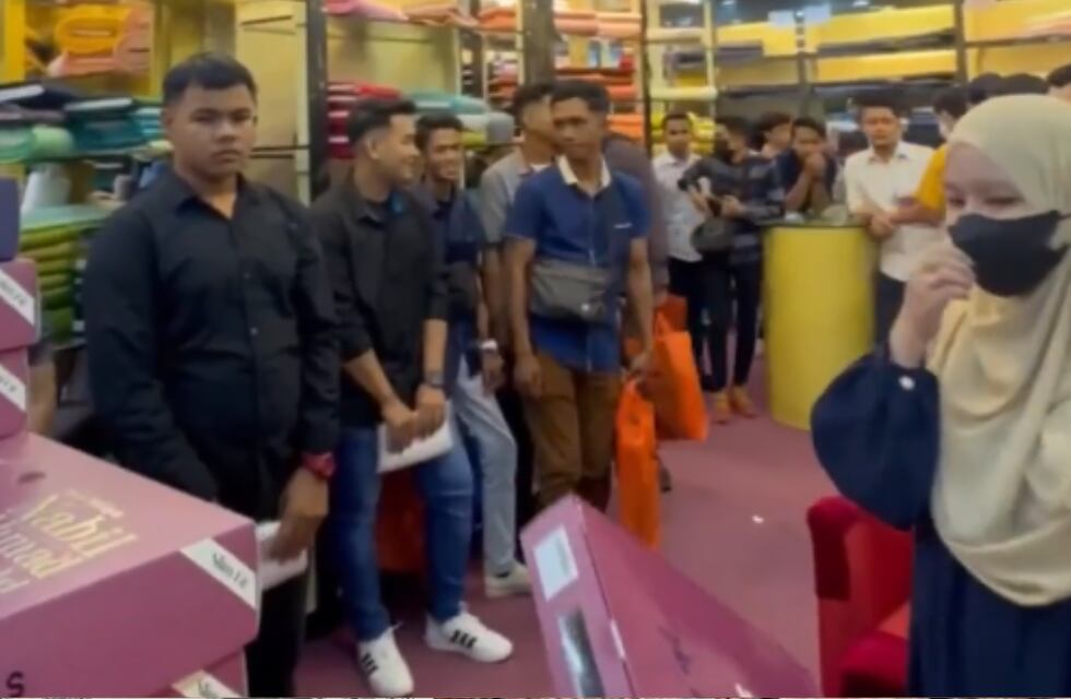 “El mejor jefe”: un empresario recompensó a sus empleados con un día de compras y un bono especial