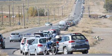 Desabastecimiento de combustible en Neuquén.  Largas filas se vieron en los últimos días, en este caso en Zapala. (La Mañana de Neuquén)