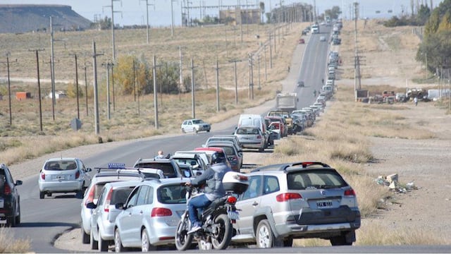 Desabastecimiento de combustible en Neuquén.  Largas filas se vieron en los últimos días, en este caso en Zapala. (La Mañana de Neuquén)
