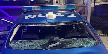 Los hinchas de Defensores apedrearon patrulleros de la Policía.