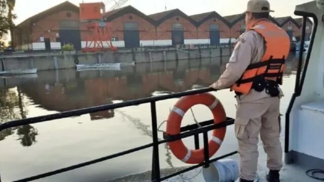 Prefectura en un rescate en plena tormenta. APFDigital.