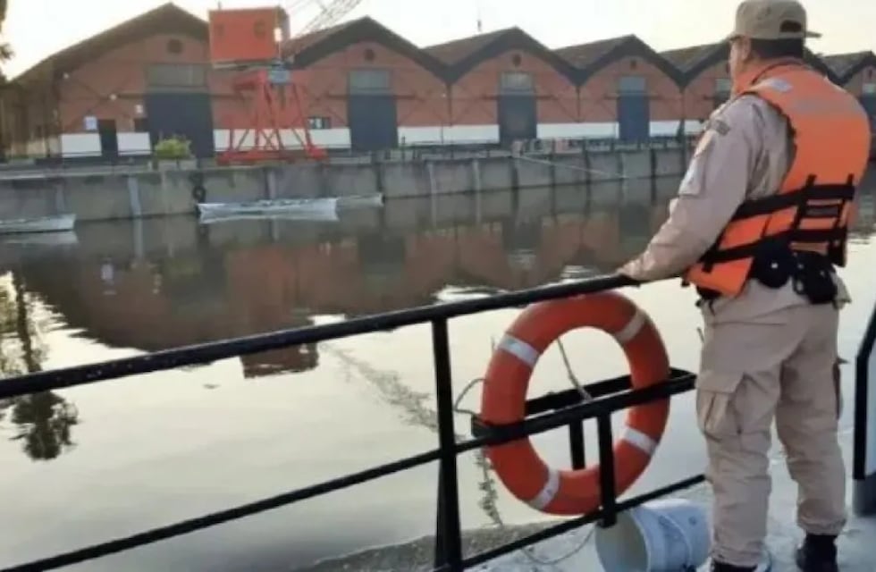 Rescate en plena tormenta: una familia quedó al borde del hundimiento con su embarcación