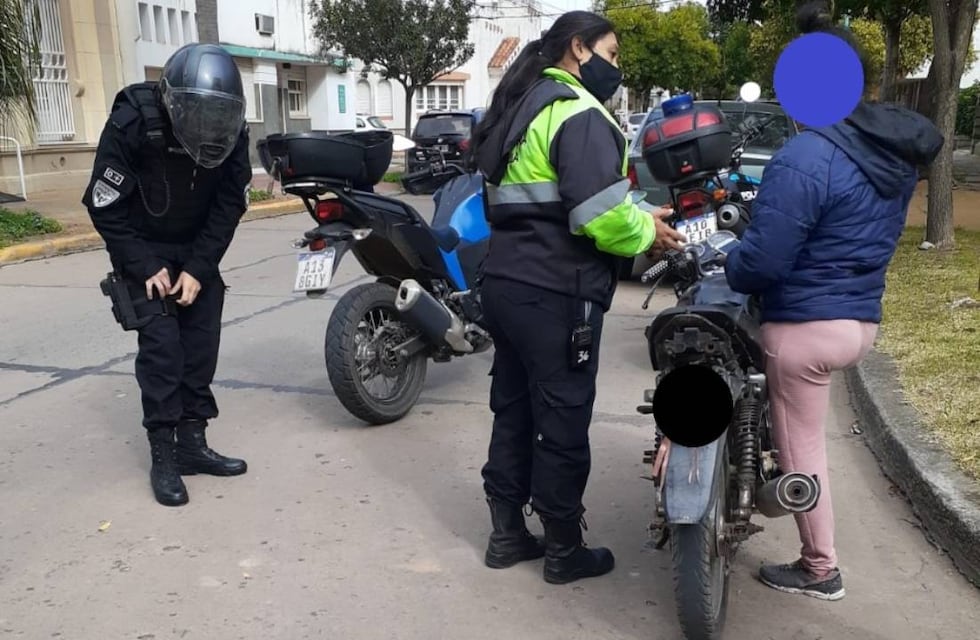 Manejaba sin papeles y sin casco: le sacaron la moto