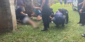 Dos adolescentes cayeron desde una tribuna durante un partido de fútbol en Oberá.