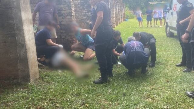 Dos adolescentes cayeron desde una tribuna durante un partido de fútbol en Oberá.