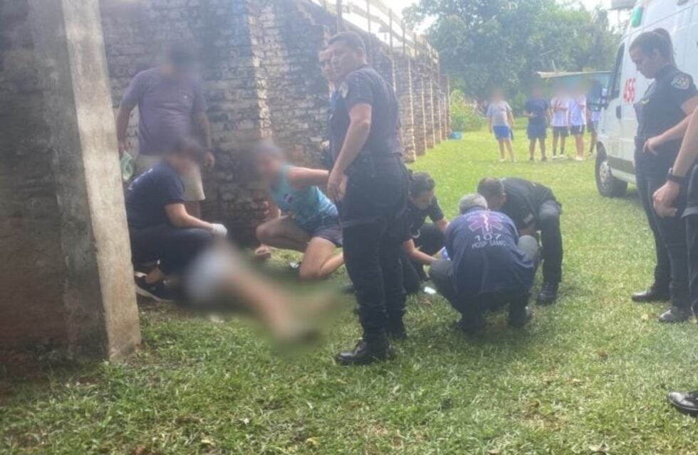 Dos adolescentes cayeron desde una tribuna durante un partido de fútbol en Oberá