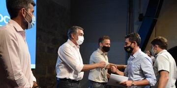 El ministro de Economía, Enrique Vaquié, el intendente de la Ciudad, Ulpiano Suárez y el subsecretario de Comercio Alejandro Zlotolw entregan unos de los financiamientos. Gentileza Gobierno de Mendoza