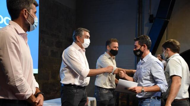 El ministro de Economía, Enrique Vaquié, el intendente de la Ciudad, Ulpiano Suárez y el subsecretario de Comercio Alejandro Zlotolw entregan unos de los financiamientos. Gentileza Gobierno de Mendoza