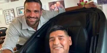 Carlos Díaz junto a Maradona (Foto: Web)