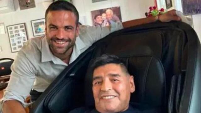 Carlos Díaz junto a Maradona (Foto: Web)