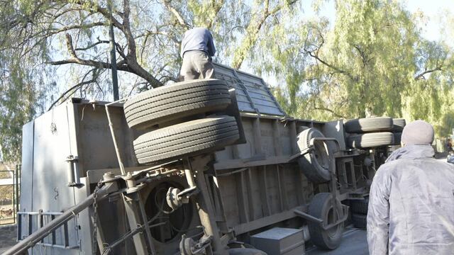 Volcó un camión con 800 bolsas de harina en el Parque y la gente se llevó todo (Orlando Pelichotti / Los Andes)