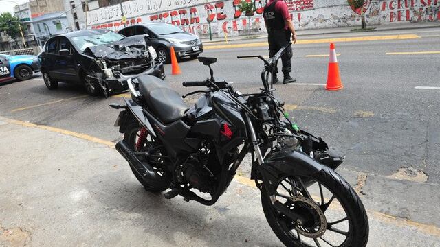 Una joven que conducía una moto falleció en un accidente en La Paternal (Foto: Clarín)