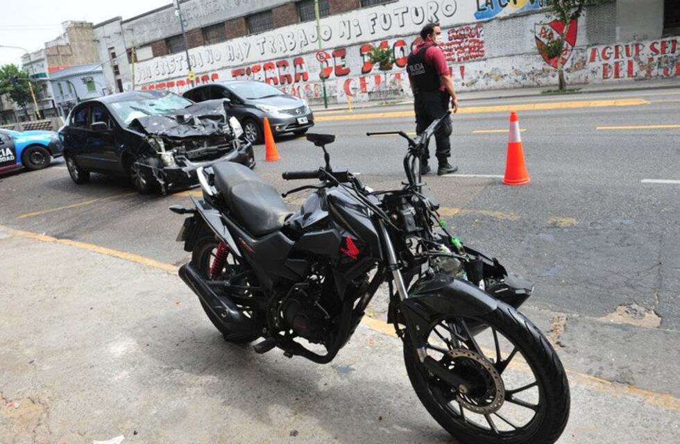 Una joven que conducía una moto falleció en un accidente en La Paternal