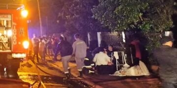Bomberos de Puerto Iguazú salvaron una casa de ser destruida por completo.