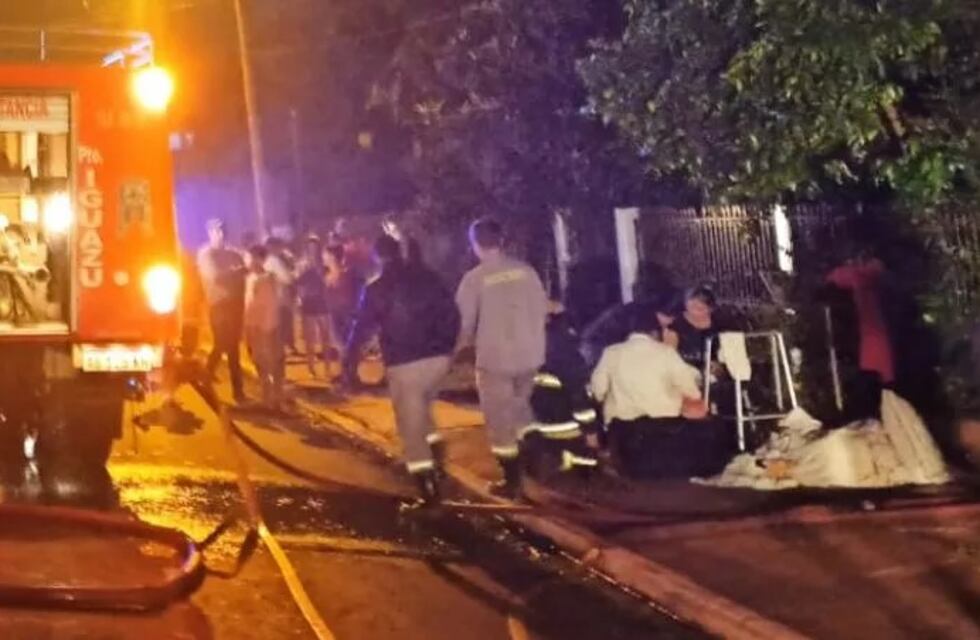 Bomberos de Puerto Iguazú salvaron una casa de ser destruida por completo