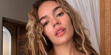 Karol G jugó al límite de la censura con una bikini mega diminuta en color naranja