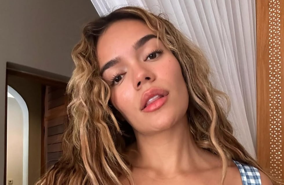 Karol G jugó al límite de la censura con una bikini mega diminuta en color naranja