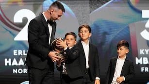 Messi y sus hijos con el octavo Balón de Oro.