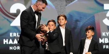 Messi y sus hijos con el octavo Balón de Oro.