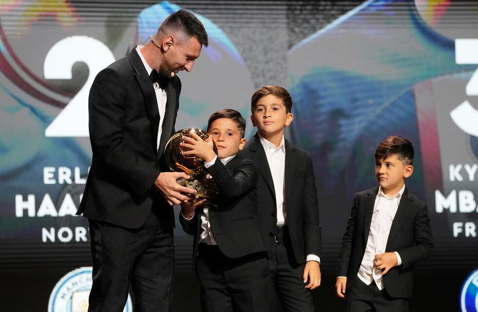 Lionel Messi es infinito: recibió su octavo Balón de Oro en París