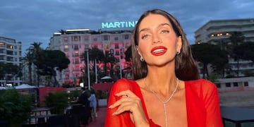 Transparencias, brillos, y tajo pronunciado: Zaira Nara mostró fotos inéditas del Festival de Cannes.