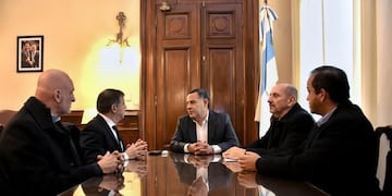 El programa se estrena este jueves en Monteros y busca prevenir fraudes y fomentar la autonomía financiera de los adultos mayores. (Foto: FB Regino Amado)