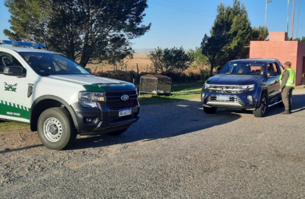 Parecían sufrir sobrepeso, pero era “sobredólares”: tenían fajos de billetes adosados al cuerpo