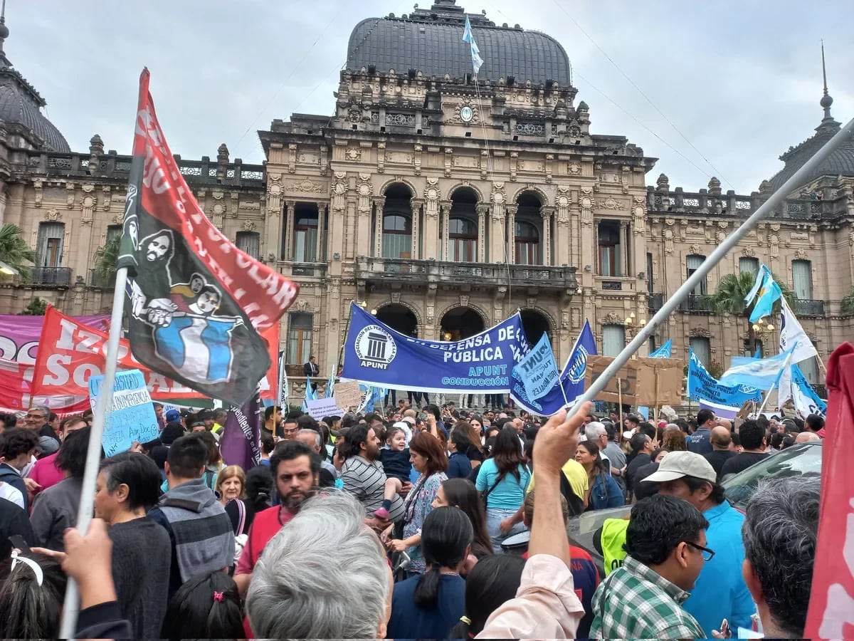 La concentración, que comenzó en el Rectorado de la UNT, culminó en Plaza Independencia, junto a la UTN.