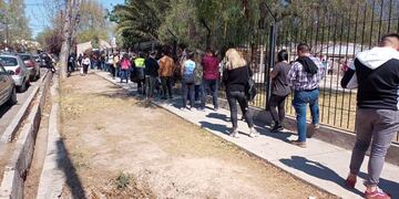 Largas filas fuera de las escuelas fue el común denominador de las PASO.