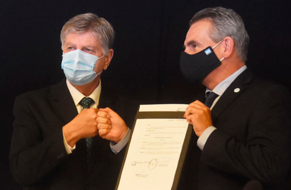 El ministro de Defensa Agustín Rossi visitó los cuarteles en Santa Rosa y Toay